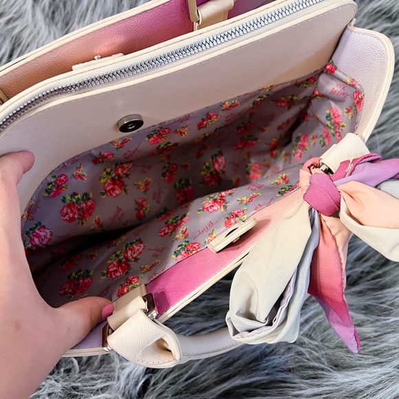 Betsey Johnson  "Sand" Heart Embossed Satchel Purse Bag - Picture 4 of 9